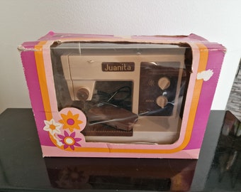 Vintage Juanita kinder naaimachine op batterijen met originele doos en handleidingen