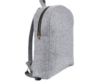 Mochila de fieltro gris claro de material reciclado ecológico