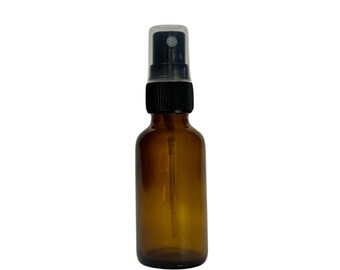 Könnte beinhalten: Eine braune Glasflasche mit schwarzem Sprühkopf. Die Flasche ist leer und bereit, mit Ihrem Lieblings-Öl-Gemisch gefüllt zu werden.
