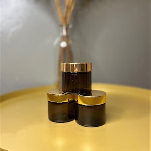 2 Unzen Braunglas mit isoliertem Golddeckel für Cremes, Hautpflege und ätherische Öle. Unser Golddeckel verleiht jedem Produkt einen Hauch von Eleganz!