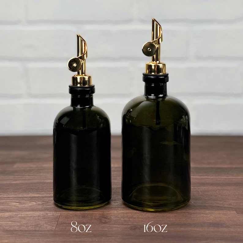Pu&ograve; includere: Due bottiglie di vetro con beccucci e tappi dorati. Le bottiglie sono di colore verde scuro e sono etichettate con 8oz e 16oz.