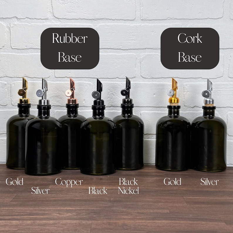 Pu&ograve; includere: Otto bottiglie di vetro con tappi di diversi colori, tra cui oro, argento, rame, nero e nichel. Le bottiglie sono disposte in due file da quattro, con il testo "Rubber Base" e "Cork Base" sopra ogni fila. Le bottiglie sono su una superficie di legno.