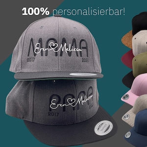 Può includere: Cappellino da baseball grigio a tesa piatta con la scritta "MAMA" ricamata in nero. I nomi "Eren & Melissa" e gli anni "2017" e "2021" sono ricamati sul cappellino. Sono visibili anche altri cappellini colorati.