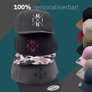 Könnte beinhalten: Eine Auswahl an personalisierten Snapback-Baseballkappen in verschiedenen Farben. Die Kappen haben gestickte Designs mit Buchstaben und Symbolen. Der Text "100% personalisierbar!" steht oben. Auf türkisblauem Hintergrund.