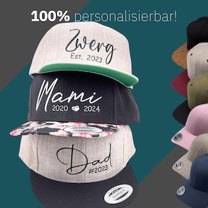 Op de afbeelding: Een stapel gepersonaliseerde snapback-hoeden in verschillende kleuren. De bovenste hoed is lichtgrijs met "Zwerg Est. 2023" in zwart script. De tweede hoed is zwart met "Mami 2020 2024" in wit script. De derde hoed is lichtgrijs met "Dad #2023" in zwart script.