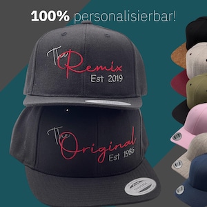 Könnte beinhalten: Schwarze Snapback-Hüte mit gesticktem Text. Einer Hut sagt "The Remix Est 2019" in Rot und Weiß. Der andere Hut sagt "The Original Est 1986" in Rot und Weiß. Die Hüte sind gestapelt, mit anderen Hüten in verschiedenen Farben im Hintergrund.