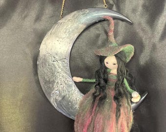 Luna de bruja colgante de fieltro con aguja / Media luna de resina, campanas de latón, decoración gótica