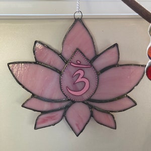 Fiore di loto in vetro colorato rosa con Om