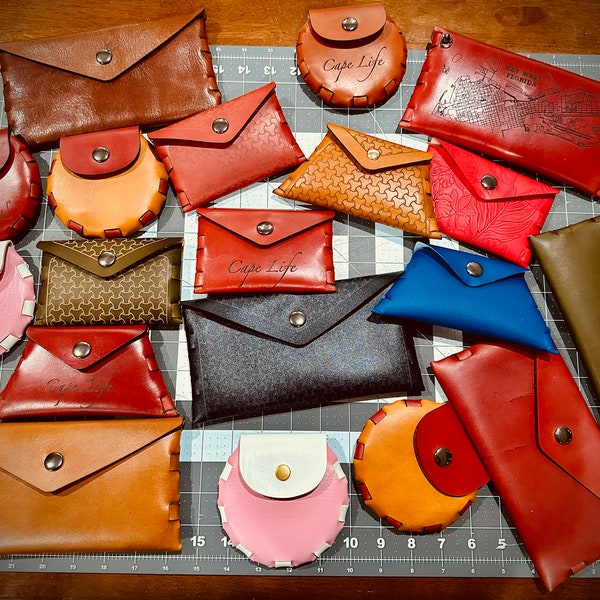 Alle GeoMetric-Geldbörsen/Kartenetuis im Set. Laser/Cricut. Dazu gehören der Umschlag sowie die Geldbörsen für jede Form.