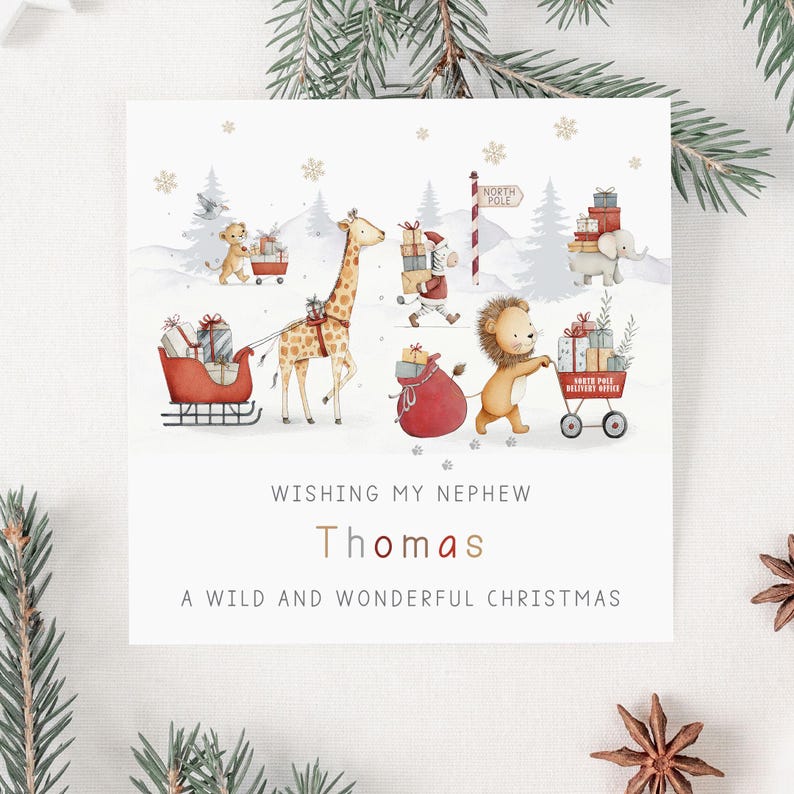 K&ouml;nnte beinhalten: Weihnachtskarte mit einer Winterlandschaft. Sie zeigt eine Giraffe, die einen Schlitten zieht, einen L&ouml;wen mit einem Wagen und andere Tiere mit Geschenken. Der Text lautet: "Wishing My Nephew Thomas A Wild and Wonderful Christmas."