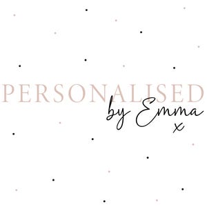 Puede incluir: Fondo blanco con puntos negros y beige dispersos. El texto "PERSONALISED" es de color marr&oacute;n claro, con "by Emma" en fuente manuscrita negra. Una peque&ntilde;a "x" negra est&aacute; debajo de "Emma".