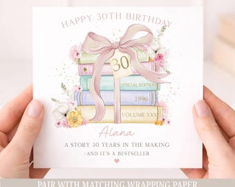 Puede incluir: Una tarjeta de cumpleaños con el texto "HAPPY 30TH BIRTHDAY" y "30" en una etiqueta. La tarjeta presenta una pila de libros en colores pastel adornada con una cinta rosa y detalles florales. También está presente el texto "A STORY 30 YEARS IN THE MAKING -AND IT'S A BESTSELLER".