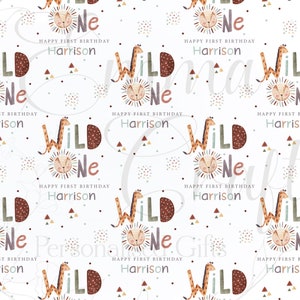 K&ouml;nnte beinhalten: Wei&szlig;er Hintergrund mit einem sich wiederholenden Muster aus einer Giraffe und einem L&ouml;wen mit den Worten "Wild One" und "Happy First Birthday Harrison".