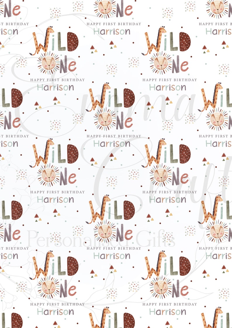 K&ouml;nnte beinhalten: Wei&szlig;er Hintergrund mit einem sich wiederholenden Muster aus einer Giraffe und einem L&ouml;wen mit den Worten "Wild One" und "Happy First Birthday Harrison".