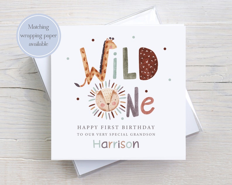 K&ouml;nnte beinhalten: Eine wei&szlig;e Karte mit einer Aquarell-Illustration einer Giraffe und eines L&ouml;wen mit dem Text "WILD One" in bunten Buchstaben. Die Karte sagt "Happy First Birthday to our very special grandson Harrison".