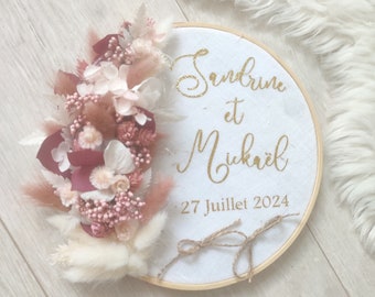 Porte alliance mariage personnalisé en fleurs séchées rose vieilli, porte alliance bois bohême et champêtre avec broderie et tulle paillette