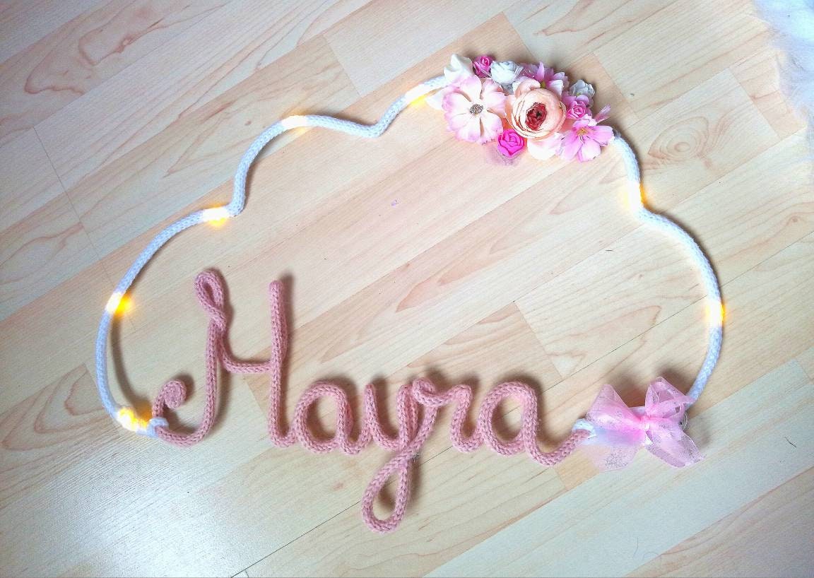 Prénom Tricotin Nuage avec Fleurs Séchées, Décoration Murale Chambre Enfant, Cadeau Personnalisé Pré