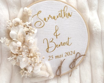 Personalized wedding ring holder in dried flowers, bohemian and country wooden ring holder with embroidery and sequin tulle