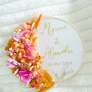 Gepersonaliseerde trouwringhouder in terracotta en fuschia gedroogde bloemen, boho en landelijke houten trouwringhouder met glittertule afbeelding 1