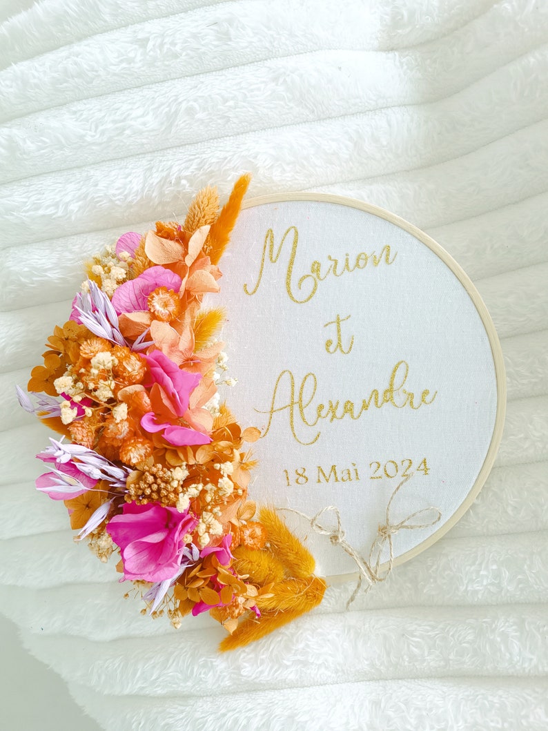 Gepersonaliseerde trouwringhouder in terracotta en fuschia gedroogde bloemen, boho en landelijke houten trouwringhouder met glittertule afbeelding 1