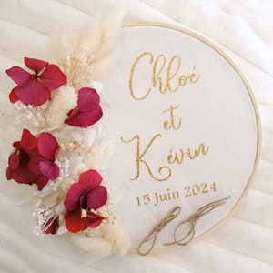 Portafedi personalizzato in fiori secchi, portafedi bohémien e country in legno con ricami e tulle glitter bordeaux