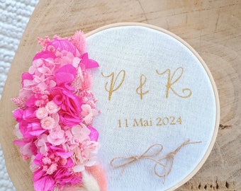 Gepersonaliseerde trouwringhouder in fushia roze gedroogde bloemen, bohemien en landelijke houten ringhouder met borduurwerk en tule met pailletten