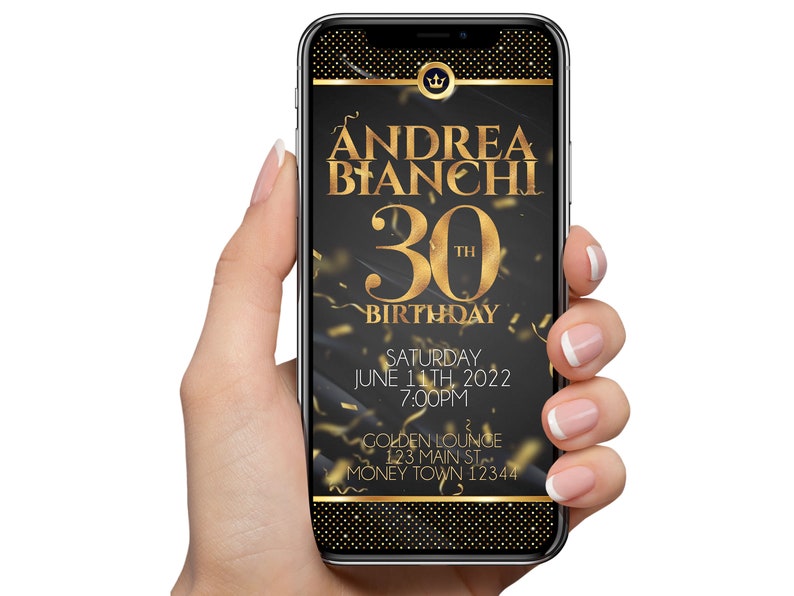 K&ouml;nnte beinhalten: Ein Smartphone zeigt eine digitale Einladung zum 30. Geburtstag von Andrea Bianchi. Das Design zeigt goldenen Text und Konfetti auf schwarzem Hintergrund. Die Einladung enth&auml;lt Datum, Uhrzeit und Veranstaltungsort.