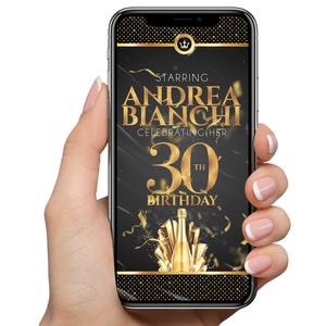 K&ouml;nnte beinhalten: Ein Smartphone zeigt eine digitale Einladung zum 30. Geburtstag von Andrea Bianchi. Das Design verwendet goldenen Text und Akzente auf schwarzem Hintergrund, mit Konfetti und einer Champagnerflaschen-Illustration.