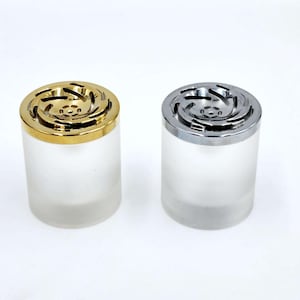 Puede incluir: Un juego de tres tazas de cerámica con un acabado mate moteado. Las tazas son en tonos crema, gris claro y gris oscuro. Cada taza tiene un diseño simple y minimalista y un asa redondeada. Las tazas están apiladas.