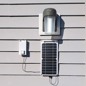 Nodo solar Meshtastic o Meshcore con opción de montaje en pared con revestimiento de vinilo, montaje en poste, etc.