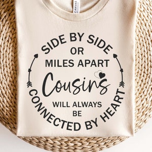 Cousins SVG PNG, côte à côte ou à des kilomètres de distance Cousins svg, relation SVG, chemise familiale svg, meilleur cousin svg, fichier coupé pour cricut