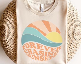 Forever Chasing Sunsets Svg, Retro Sunset Rays Svg, Summer Quote Svg, Ocean Waves Svg, Esthetische Svg, Trendy Png, Golvende letters voor Cricut