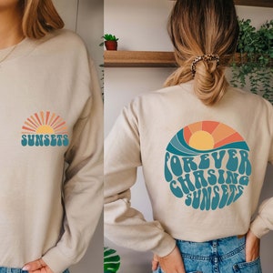 Per sempre a caccia di tramonti Svg Png, Retro Summer Quote Svg, Estetica Summer Beach Svg, Summer Saying Svg, Ondulato Lettere Svg File di taglio per Cricut