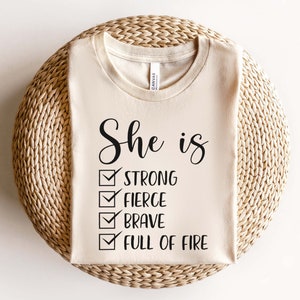 Sie ist Svg, Starke Svg, Heftiges Svg, Brave Svg, Full of Fire Svg, Religiöse Svg, Frauen Empowerment Svg, Mädchen Power Svg, Svg Plotterdatei Cricut