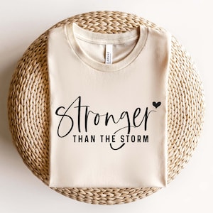 Más fuerte que la tormenta svg, Citas inspiradoras Svg, Svg motivacional, SVG inspirador, Cita positiva svg, Archivo de corte Png más fuerte Cricut