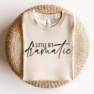 Um pouco dramático SVG PNG, Dramático Svg, Sassy Svg, Drama Queen Svg, Engraçado Sarcástico Svg, Boss Mom Svg, Mom Shirt Svg, Sassy Girl Svg