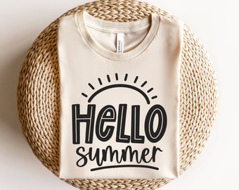 Pode incluir: Uma camiseta bege com um design gráfico preto que diz "Hello Summer" com um gráfico de sol sobre o texto.