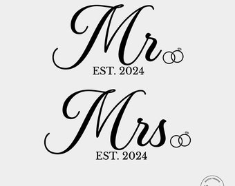 Peut inclure: Conception graphique en noir et blanc avec le texte "Mr. EST. 2024" et "Mrs. EST. 2024" avec des anneaux stylisés à côté de chaque texte.