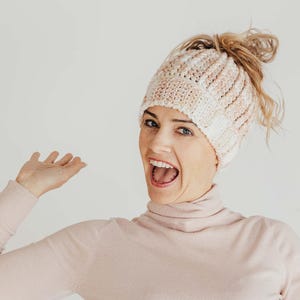 crochet messy bun beanie pattern, ponytail beanie crochet pattern, crochet pattern, messy bun pattern, crochet hat pattern, easy crochet hat