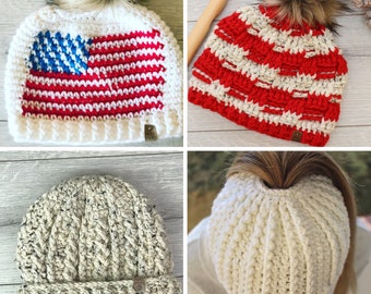 Peut inclure: Quatre bonnets en crochet dans différents styles et couleurs. Le premier bonnet est blanc avec un motif de drapeau américain rouge, blanc et bleu. Le deuxième bonnet est rayé rouge et blanc. Le troisième bonnet est de couleur beige unie. Le quatrième bonnet est blanc et a un trou pour la queue de cheval en haut. Tous les bonnets ont une petite étiquette brune avec le texte "Rott Crocs" dessus.