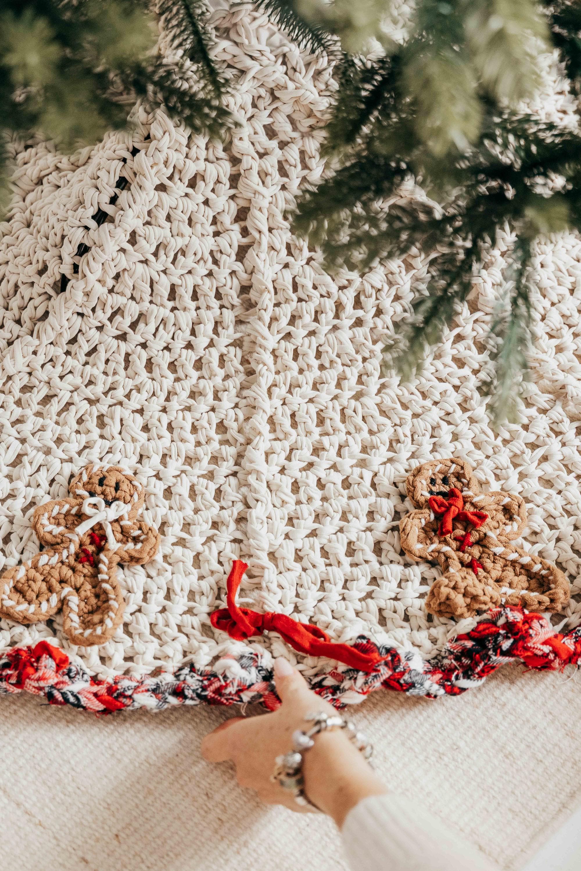 40 Free Christmas Crochet Patterns – Creative Projects 26 Gingerbread Christmas Tree Skirt Crochet