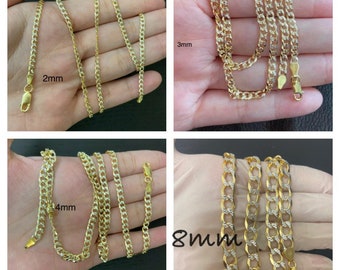 Könnte beinhalten: Vier goldene Ketten in verschiedenen Breiten, 2 mm, 3 mm, 4 mm und 8 mm, werden auf einer Hand gezeigt. Die Ketten sind alle im Cuban-Link-Stil und haben eine Diamant-Schliff-Oberfläche.