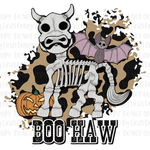 Peut inclure: Graphique sur le th&egrave;me d'Halloween avec une vache squelette, une chauve-souris et une citrouille. Le squelette de la vache est blanc, avec une moustache noire. La chauve-souris est rose et la citrouille est orange. Le texte "BOO HAW" est en bas.