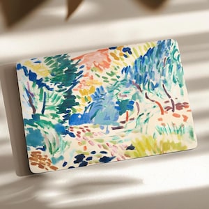 Op de afbeelding: Een rechthoekige laptopskin met een landschapsschilderij in impressionistische stijl op een crèmekleurige achtergrond. Het kunstwerk toont levendige, korte penseelstreken in tinten bosgroen, kobaltblauw, zonnig geel en zacht koraal.
