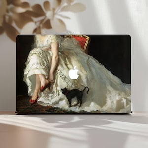 Könnte beinhalten: Laptop-Skin mit einem klassischen Gemälde einer Frau in einem weißen Kleid, die auf einem roten Stuhl sitzt. Eine schwarze Katze mit rotem Halsband steht in der Nähe. Das Apple-Logo ist sichtbar.