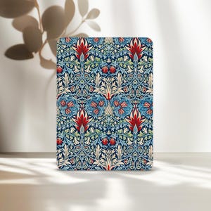 Op de afbeelding: Een rechthoekig object met een gedetailleerd bloemmotief. Het ontwerp toont rode, blauwe en crèmekleurige bloemen en bladeren op een donkerblauwe achtergrond. Het patroon is symmetrisch en ingewikkeld, met een vintage esthetiek.