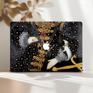 Può includere: Skin per laptop con un ritratto in stile rinascimentale. Raffigura una figura in abito nero con decorazioni dorate e un'ermellino bianco. Include un logo Apple bianco e dettagli intricati.