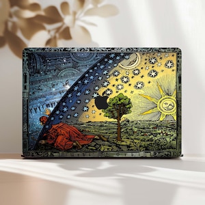 Könnte beinhalten: Laptop-Skin mit einer himmlischen Illustration, die einen Nachthimmel auf der linken Seite und eine sonnige Szene auf der rechten Seite zeigt. Eine Figur in roten Gewändern liegt unter dem Sternenhimmel. Das Design umfasst einen Baum und eine Sonne mit einem Gesicht.