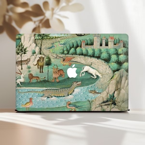 Op de afbeelding: Een laptop skin met een middeleeuwse illustratie met fantastische wezens, een kasteel en een rivier. Het ontwerp toont een draak, een leeuw en een eenhoorn, tegen een achtergrond van groene heuvels en een blauwe lucht. Het Apple-logo is zichtbaar.