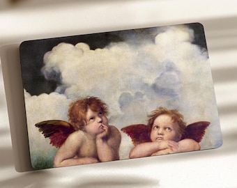 以下が含まれることがあります： 赤茶色の髪と小さな翼を持つ2人のケルビムの絵画が描かれた長方形のプリント。大きな白い雲と灰色の雲を背景に、縁に腕を乗せている。ケルビムは色白で、上を見上げている様子が描かれている。